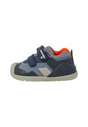 Zapatillas deportivas con parte superior de malla gris y negra, forro naranja, suela de goma, correas ajustables y un diseño texturizado.
