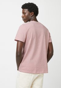 Rood-wit gestreepte T-shirt met korte mouwen van zachte katoen, met een ronde halslijn en een relaxte pasvorm.