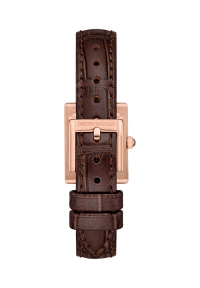 Bracelet de montre en cuir marron avec boucle en or rose gravée "Emporio Armani" et boîtier de montre en or rose partiellement visible.