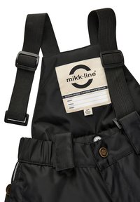 Schwarze wasserdichte Latzhose mit verstellbaren Trägern und Logoetikett. Verfügt über Druckknopfverschluss und elastischen Bund für mehr Komfort.