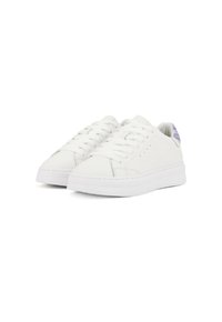 Scarpe sportive bianche in pelle liscia con suola piatta, punta rotonda e sottili perforazioni. Presentano lacci bianchi e un accentuato motivo sul tallone.