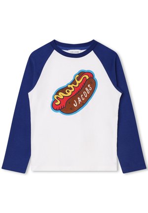 T-shirt à manches longues présentant un corps blanc et des manches raglan bleues, avec un graphique coloré de hot dog et le texte "Marc Jacobs". Matériel en coton.