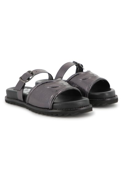 Σκουρομωβ, γυαλιστερές δερμάτινες σανδάλες με ανοικτή μύτη, λουράκι με αγκράφα και υφασμένο μαύρο πέλμα σχεδιασμένο για κράτημα και άνεση.