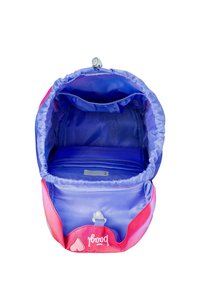 Zaino con un design a gradiente rosa e blu, realizzato in tessuto resistente. L'interno include un compartimento principale con una tasca con zip e un'etichetta.
