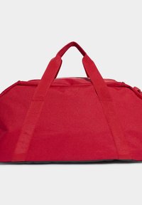 Bolsa deportiva roja de tela duradera, cuenta con dos asas resistentes, un bolsillo con cremallera y una forma rectangular con una textura suave.