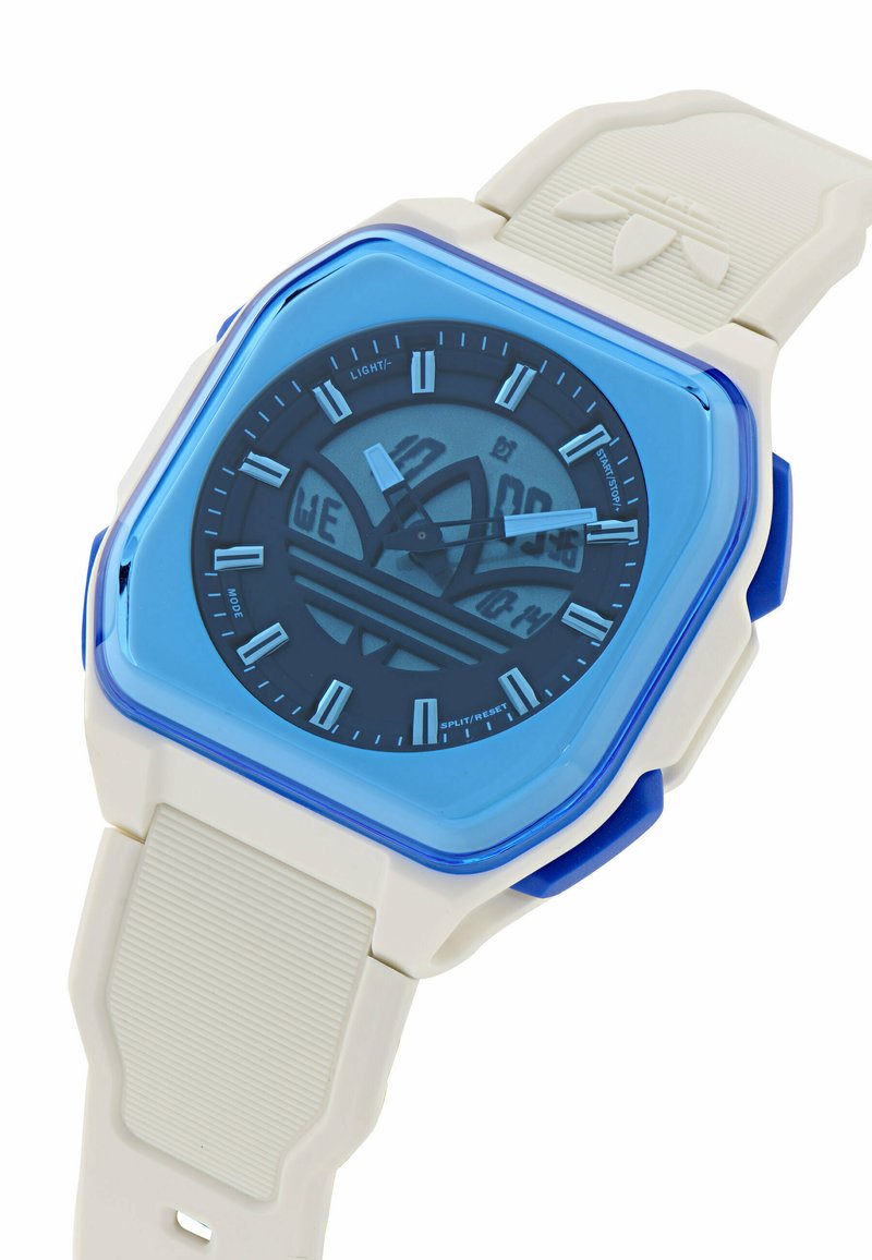 Weißer Sportuhr mit blauem quadratischem Rahmen, analog-digitalem Display und Adidas-Logo auf dem Zifferblatt sowie texturiertem Silikonarmband.