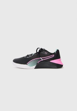 Pantofi sport negri cu un superior texturat, având accente de verde mentă și roz, o talpă albă și un design elegant, modern.