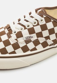 Vans AUTHENTIC - Baskets basses - brown