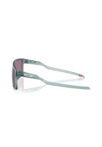 Lunettes de soleil transparentes bleu clair avec des verres violets. Elles possèdent une monture rectangulaire élégante et des branches à motifs pour la stabilité et le style.