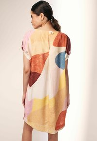 Next GATHERED SHORT SLEEVE BOXY REGULAR FIT - Kasdienė suknelė - abstract print