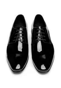 Czarne lakierowane skórzane buty wizytowe o spiczastym nosku, charakteryzujące się gładkim połyskiem, minimalistycznym designem oraz tradycyjnym sznurowaniem.
