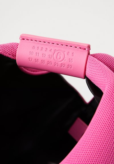 MM6 Maison Margiela JAPANESE CROSS BODY BAG - Geantă crossbody - carmine rose