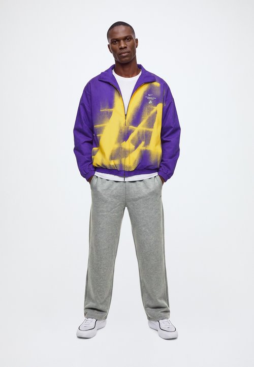 Nike LOS ANGELES LAKERS STANDARD ISSUE WOVEN JACKET - Chaqueta de entrenamiento - field purple/amarillo — photo 2