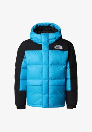 Chaqueta acolchada azul y negra con capucha, que presenta un diseño acolchado, cierre de cremallera y logo en la parte superior izquierda. Textura suave.