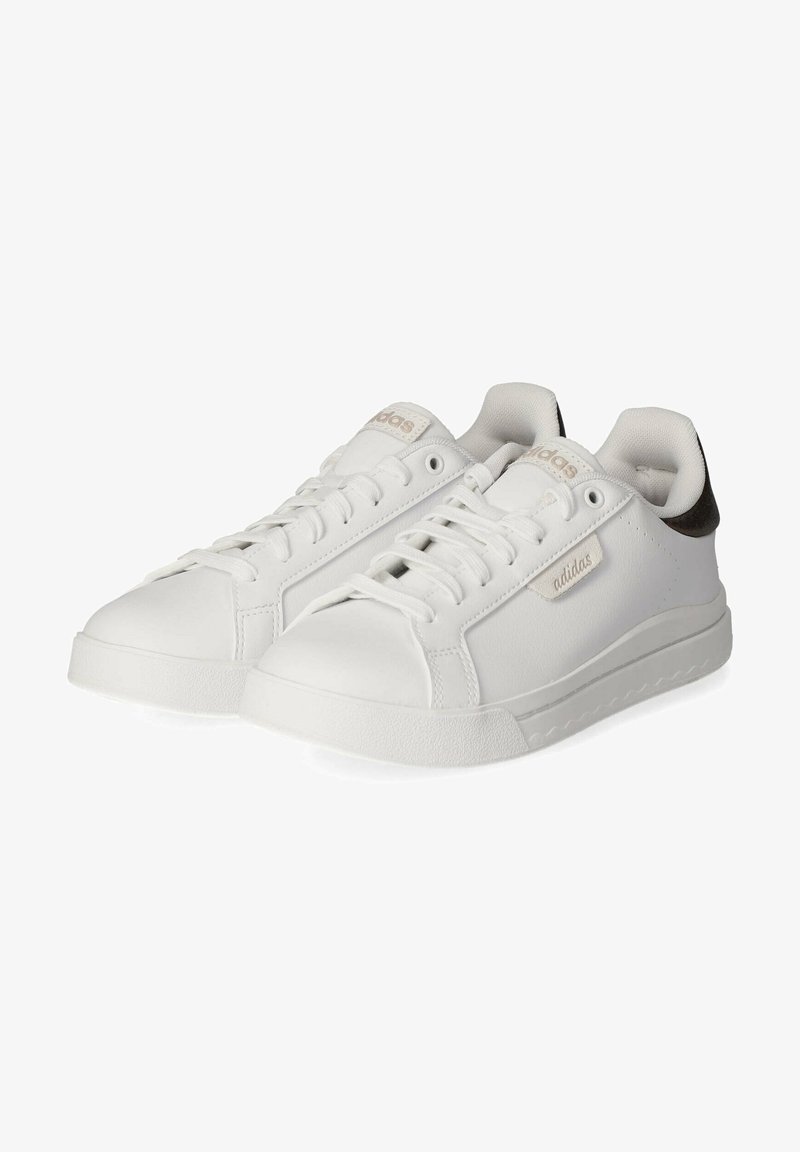 Weiße Ledersneaker mit niedrigem Design, runden Zehen, runden Schnürsenkeln und einem grauen Akzent an der Ferse.