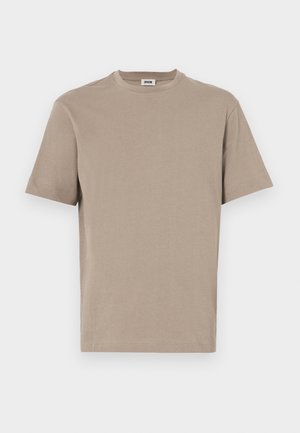 Beige bomull t-skjorte med rund hals, korte ermer og rett kant. Jevn tekstur, minimalistisk design, ingen synlige grafikker eller detaljer.