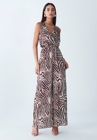 Maxikleid mit Zebra-Streifenmuster in Braun und Creme, mit Wickeldesign, tiefem V-Ausschnitt, tailliertem Bund und seitlichen Schlitzen.