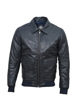 Chaqueta bomber de cuero negro con cuello puntiagudo, cremallera frontal, dos bolsillos aplicados y puños acanalados. Textura suave y ajuste entallado.