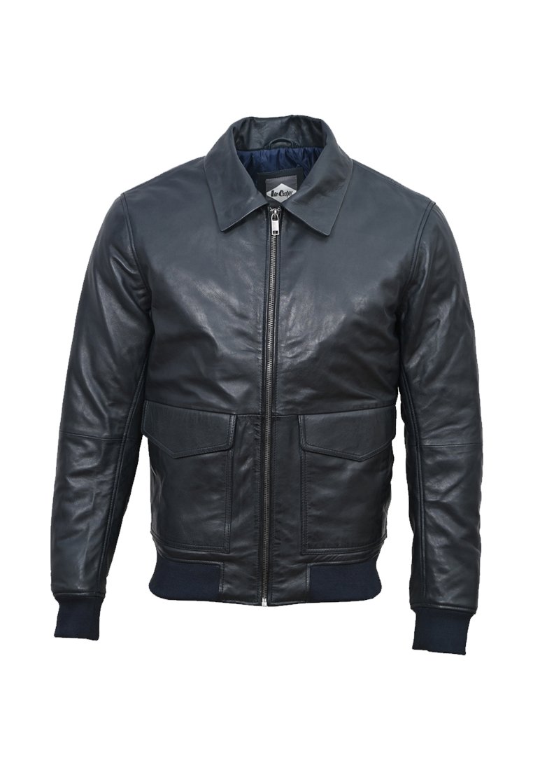 Schwarze Leder-Bomberjacke mit spitzem Kragen, Frontreißverschluss, zwei aufgesetzten Taschen und gerippten Bündchen. Glatte Textur und taillierte Passform.