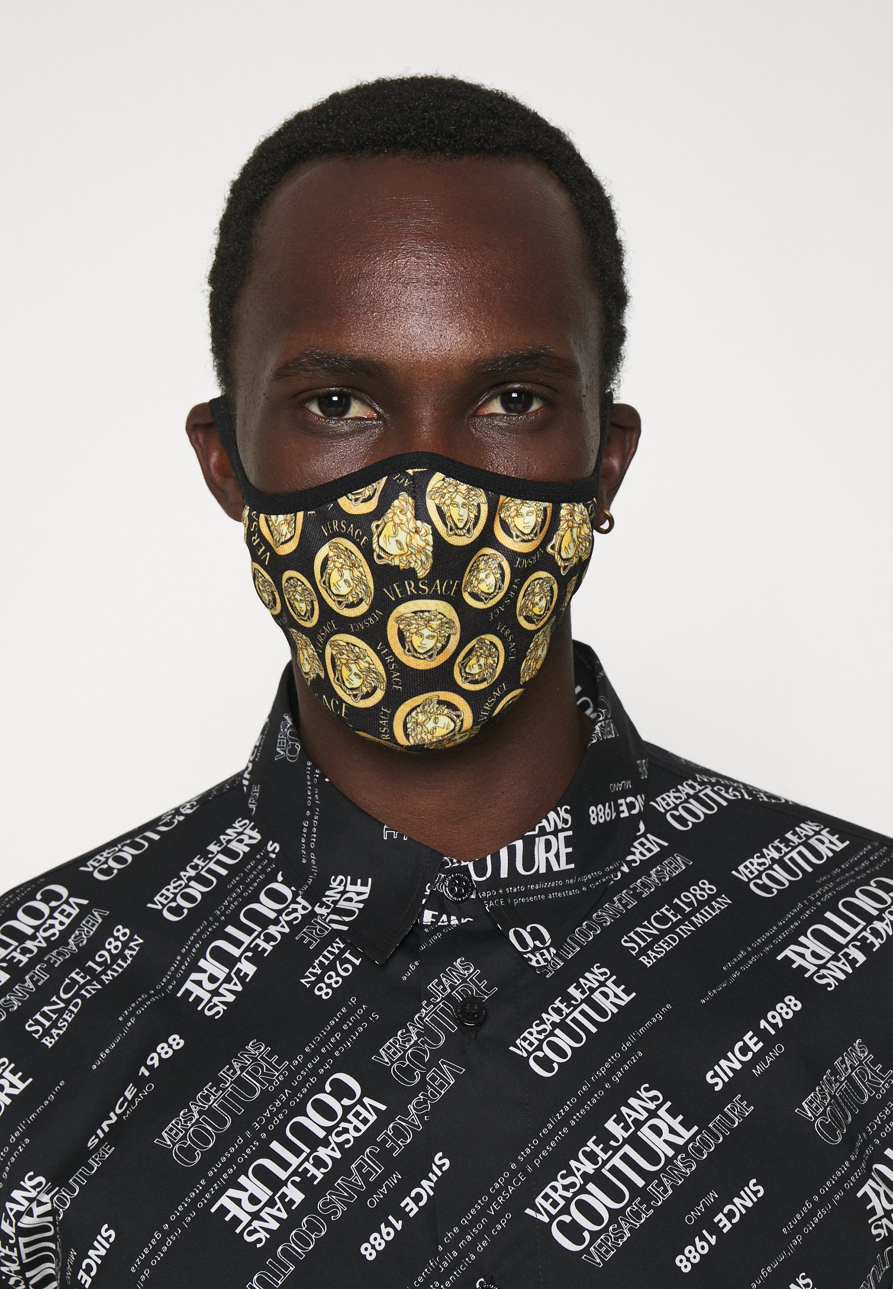 Versace MEDUSA AMPLIFIED FACE MASK - Stoffen mondkapje - black/gold/zwart -  Zalando.nl