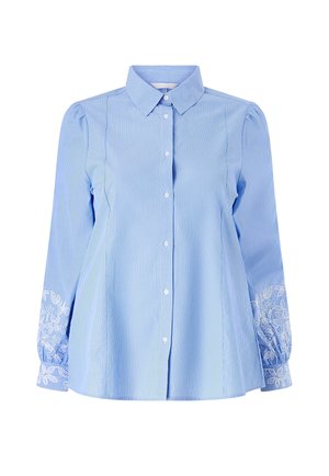 Lyseblå bluse med lange ærmer og tynde hvide striber, knaplukning foran, krave og hvid blomsterbroderi på manchetterne.