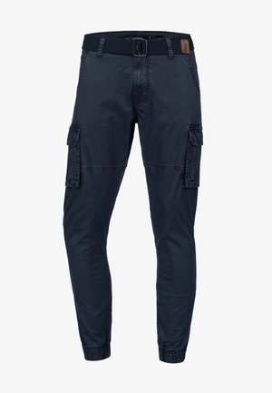 Pantalones cargo azul marino con bolsillos con solapa en los costados, puños elásticos, trabillas para cinturón y un cinturón de tela negra con hebilla metálica.