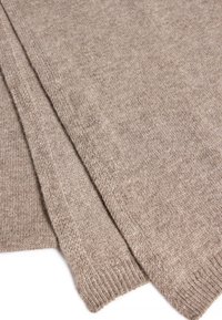 Švelni, šviesiai ruda mezgimo medžiaga su lygiu paviršiumi, turinti tvarkingai apdirbtas kraštines ir subtilų, vienodą raštą visame paviršiuje.