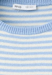 Pull en maille rayé avec des rayures horizontales bleu clair et blanc et un col rond côtelé, montrant une étiquette de taille de la marque MNG.