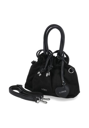 Schwarze weiche Stoffhandtasche mit doppelten Griffen, Kordelzugverschluss, herzförmigem Anhänger und abnehmbarem Schulterriemen auf weißem Hintergrund.
