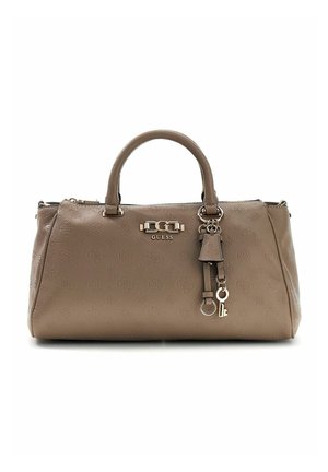 Sac à main Guess couleur taupe avec motif de logo texturé, double poignée, plaque logo en métal, et un porte-clés suspendu à un anneau.