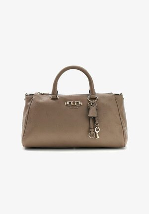 Sac à main Guess couleur taupe avec motif de logo texturé, double poignée, plaque logo en métal, et un porte-clés suspendu à un anneau.