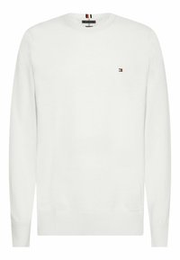 Maglione bianco in cotone a maniche lunghe con collo girocollo. Presenta un piccolo logo sul petto e dettagli a coste sul collo e sull'orlo.