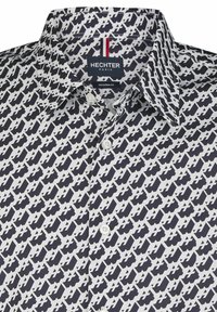 Witte overhem shirt met een marineblauw geometrisch patroon, moderne pasvorm, met een puntkraag en een label met "Hechter Paris."