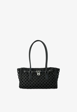 Schwarze gewebte Handtasche mit zwei langen Griffen und einem zentralen silbernen Schlossdetail am vorderen Riemen.