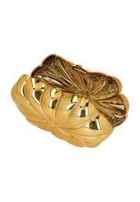 Złota metaliczna kopertówka o rzeźbionym, warstwowym designie z zaokrąglonym kształtem. Błyszczące wykończenie z misternymi zdobieniami na zatrzasku.