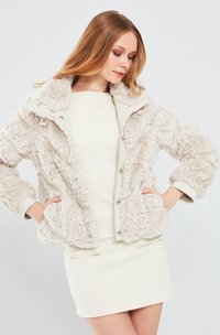 Faux fur jas in lichtbeige met een textuur van schouderige buitenkant, met ritszakken en een kraag, voorzien van een knoopsluiting aan de voorkant en manchetten.