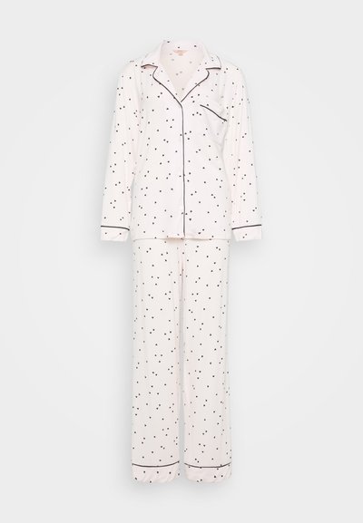 Μακρύ σετ πυτζάμας με κουμπωτή μπλούζα με τσέπη και παντελόνι, κατασκευασμένο από μαλακό ύφασμα, ανοιχτό ροζ με μαύρα σχέδια καρδιές και ρέλια.