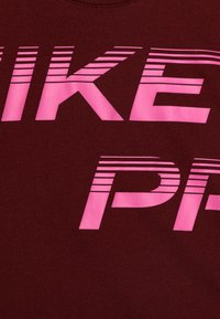 Nike Performance CROP - Camiseta deportiva - dark team red
