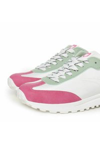 Scarpe da ginnastica bianche con dettagli in suede rosa e accenti sintetici verde chiaro. Presentano lacci con motivo e una suola bianca testurizzata.