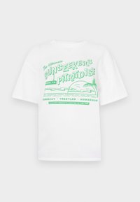 Λευκό βαμβακερό t-shirt με κοντά μανίκια, που φέρει πράσινο γραφικό κείμενο και νησιώτικες εικόνες, όπως φοίνικες και σχεδίαση ηλιοβασιλέματος.