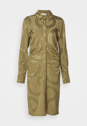 Olivengrønn skjortekjole med lange ermer, kragehals og detaljering med kjedemønster. Stoffet har en glatt tekstur og skreddersydd silhuett.
