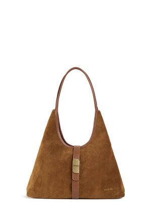 Sac à main en daim marron de forme triangulaire, avec une poignée en cuir et un fermoir en métal au centre. Texture lisse avec un design minimaliste.
