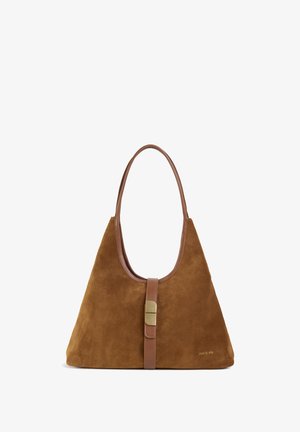 Bruine suede schoudertas met een driehoekige vorm, voorzien van een leren hengsel en een metalen sluiting in het midden. Gladde textuur met een minimalistisch ontwerp.