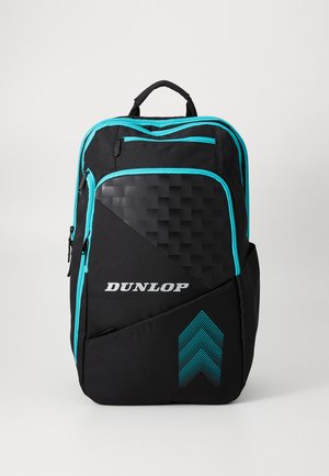 Schwarzer Rucksack mit türkisfarbenen Akzenten, strukturiertem, gemustertem Panel, mehreren Fächern und einem Logo. Verfügt über einen gepolsterten Griff und verstellbare Träger.