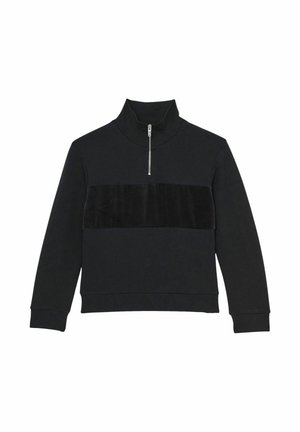 Pull-over noir avec un col montant et une fermeture éclair quart, présentant un panneau en velours doux sur la poitrine et des poignets côtelés.