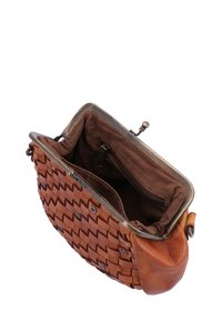 Sac en cuir tressé marron avec une fermeture à clapet en métal et un intérieur texturé. Comprend une petite poche zippée à l'intérieur.
