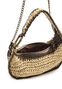 Bolso de paja tejido en beige y marrón oscuro, con asa corta y detalle de cadena metálica. Cierre con cremallera y detalles en la superficie texturizada.