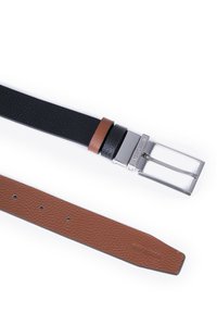 Ceinture en cuir noir avec une finition texturée, dotée d'une boucle en métal argenté et d'un accent en cuir marron près de la boucle.