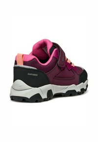 Scarpa da trekking per bambini in viola e nero con accenti rosa. Caratterizzata da mesh traspirante, una sicura chiusura a strappo e una suola in gomma con texture.