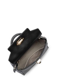 Borsa a mano in pelle nera con un design strutturato, che presenta una chiusura dorata e un interno in tessuto beige. Dispone di manici doppi e apertura superiore.